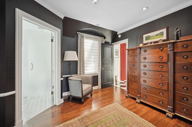 sitting room featuring baseboards, ornamental molding, recessed lighting, and wood finished floors