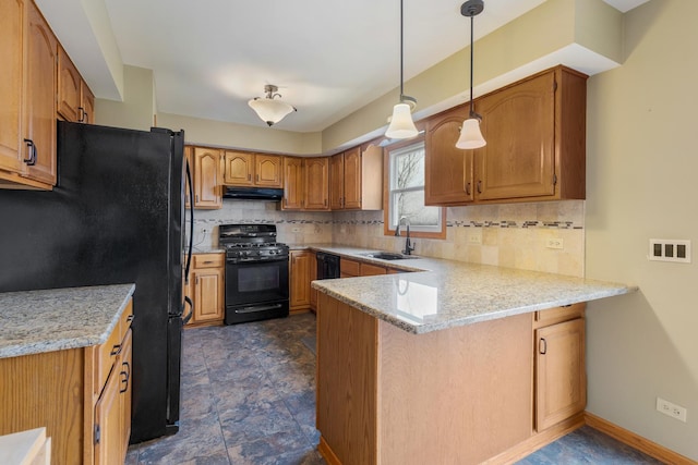 kitchen featuring a sink, a peninsula, tasteful backsplash, under cabinet range hood, and black appliances