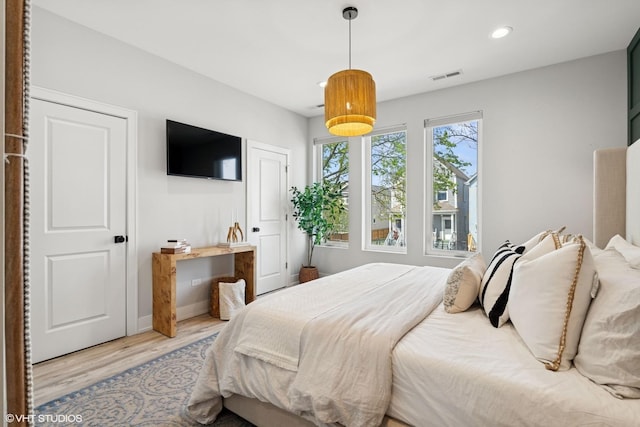 bedroom with recessed lighting, baseboards, visible vents, and light wood-style flooring