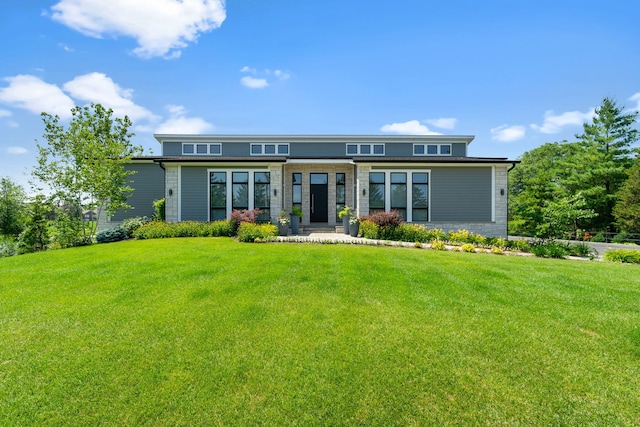 view of front facade with a front yard