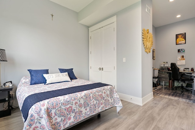 bedroom featuring baseboards, recessed lighting, light wood-style flooring, and visible vents