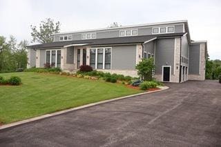 view of front of property featuring driveway and a front yard