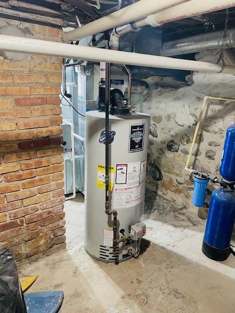 242 N Grove St, Carpentersville, IL 60110 - utility room featuring gas water heater