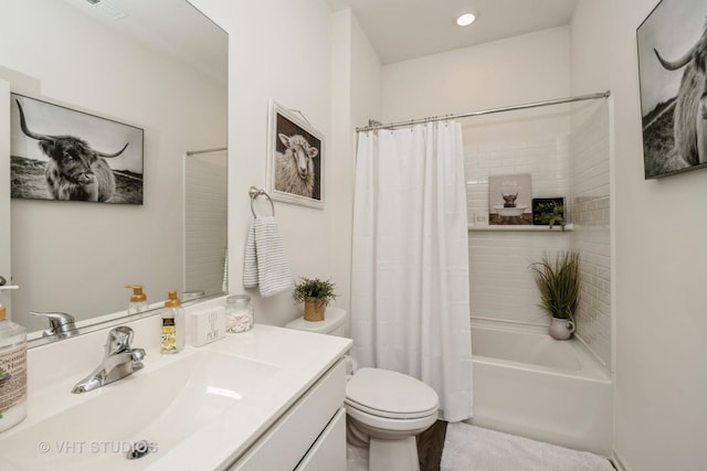 full bathroom with toilet, shower / bath combo with shower curtain, vanity, and recessed lighting