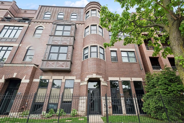 521 N Racine Ave Unit 3, Chicago, IL 60642 - view of building exterior featuring a fenced front yard