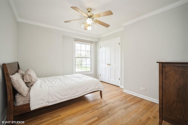 3935 Russett Ln, Northbrook, IL 60062 - bedroom with crown molding, ceiling fan, light wood-style flooring, baseboards, and a closet