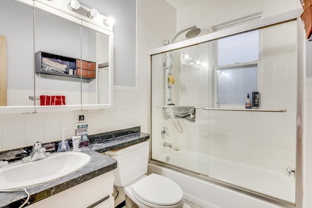 1538 W Fry St, Chicago, IL 60642 - full bath featuring bath / shower combo with glass door, vanity, toilet, and tile walls