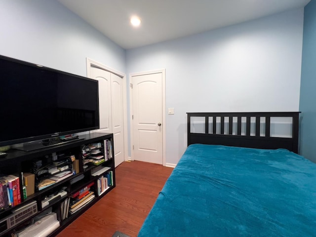 bedroom featuring recessed lighting, baseboards, and dark wood-style flooring