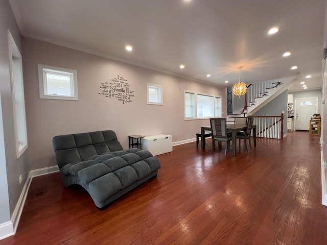 living area with plenty of natural light, dark wood-style flooring, crown molding, baseboards, and recessed lighting