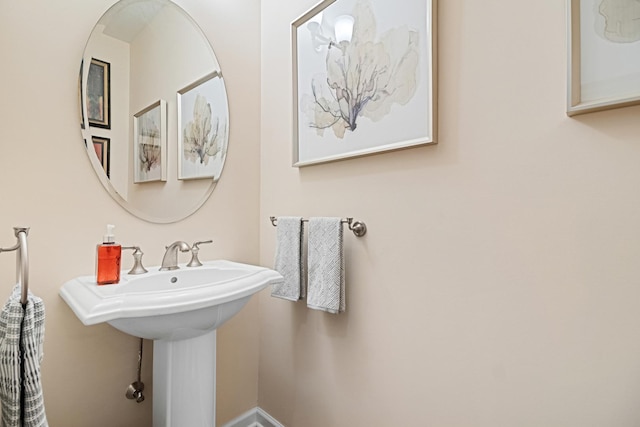 bathroom featuring a sink
