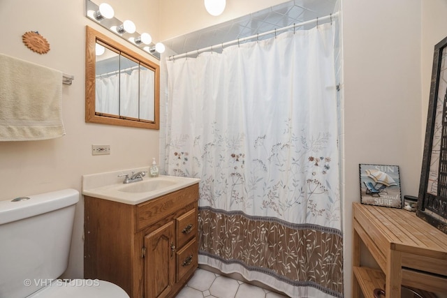 bathroom with toilet, a shower with curtain, and vanity