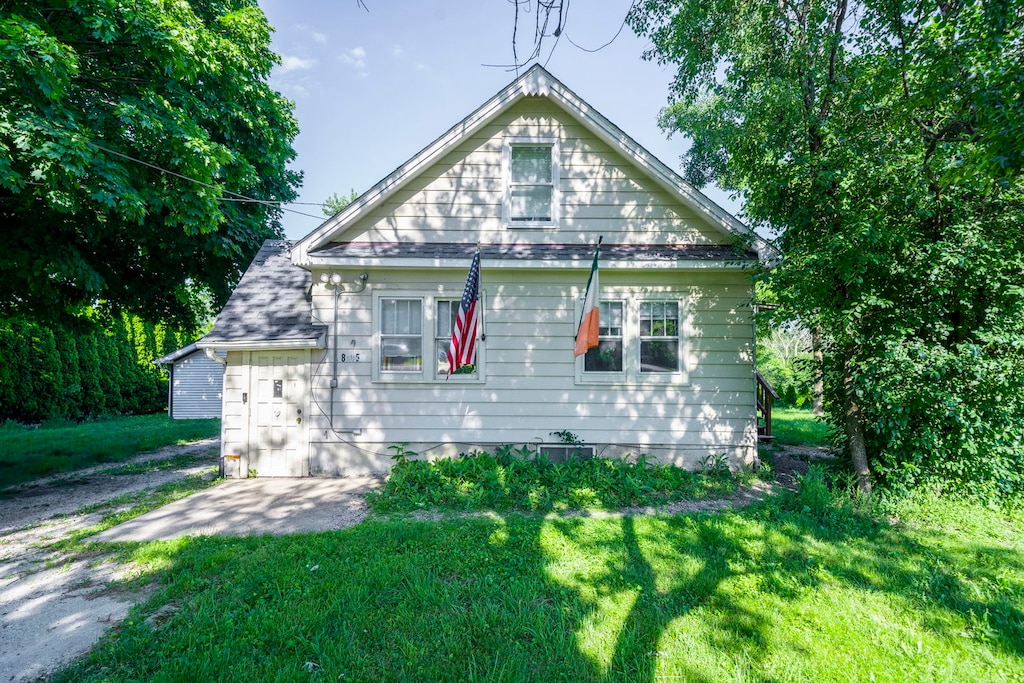8S057 S Vine St, Hinsdale, IL 60527 - bungalow-style home featuring a front yard and roof with shingles