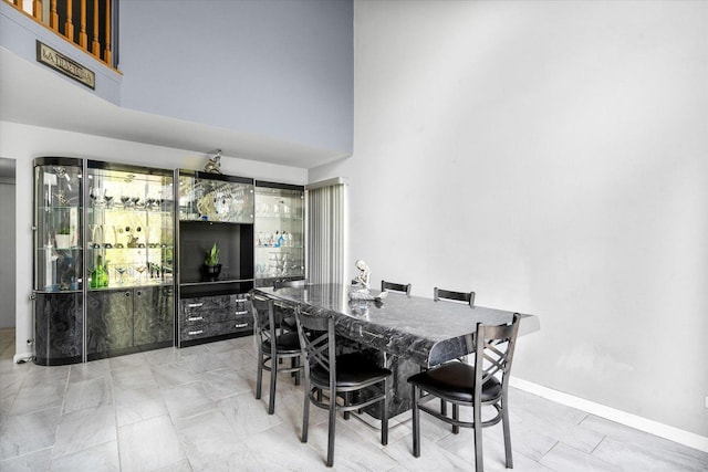 968 N Lancaster Cir S, Elgin, IL 60177 - dining area with baseboards, a high ceiling, and a bar