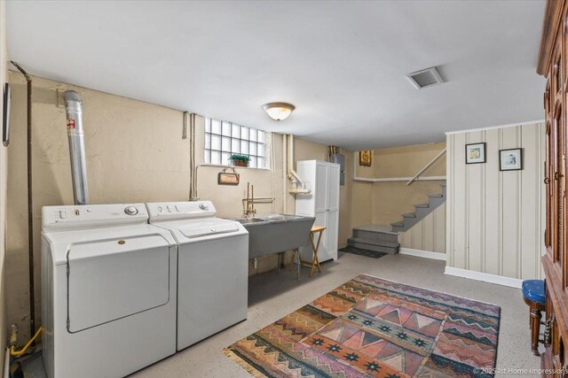 laundry room with independent washer and dryer, laundry area, visible vents, and a sink