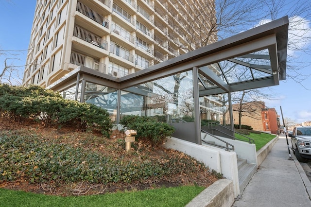 1960 N Lincoln Park W Unit 2402, Chicago, IL 60614 - bedroom featuring rail lighting, light tile patterned floors, a wall unit AC, an office area, and crown molding