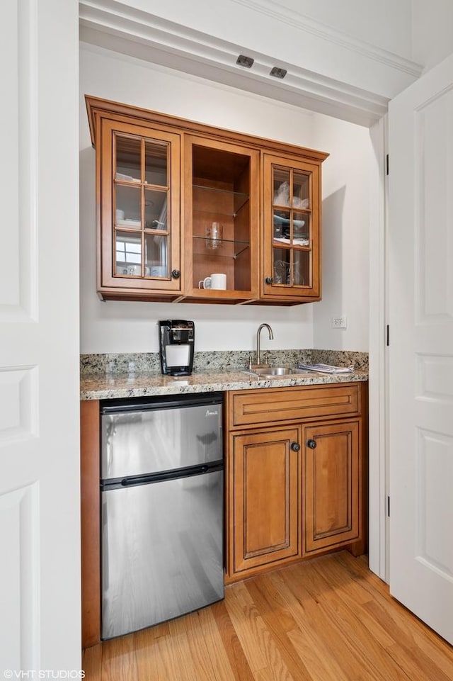 2535 N Burling St, Chicago, IL 60614 - indoor wet bar featuring freestanding refrigerator and light wood-style floors