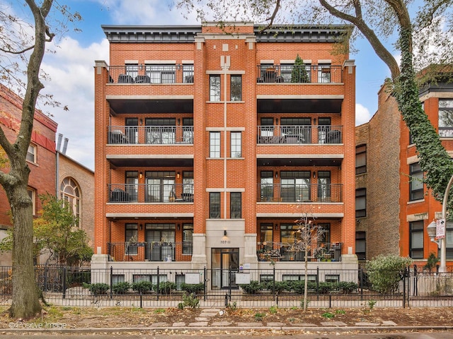 view of apartment building / complex featuring a fenced front yard