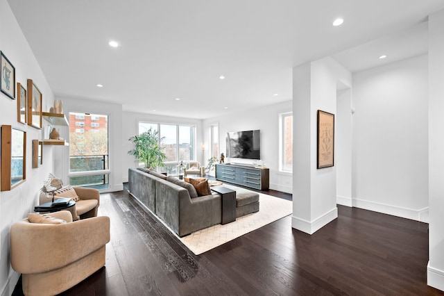 living area featuring recessed lighting, dark wood finished floors, and baseboards