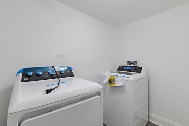 5068 W Congress Pkwy, Chicago, IL 60644 - laundry room featuring washing machine and clothes dryer and baseboards