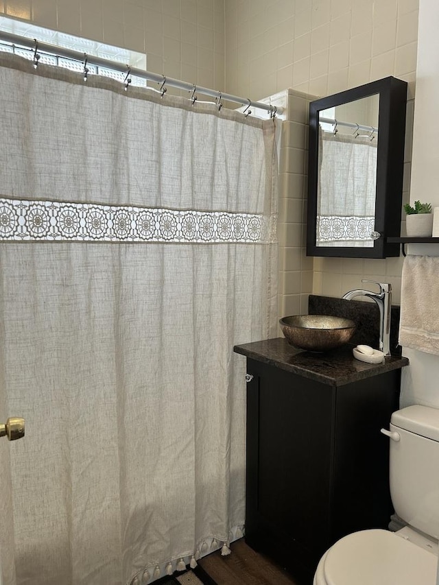 bathroom featuring vanity, a shower with shower curtain, toilet, and tasteful backsplash