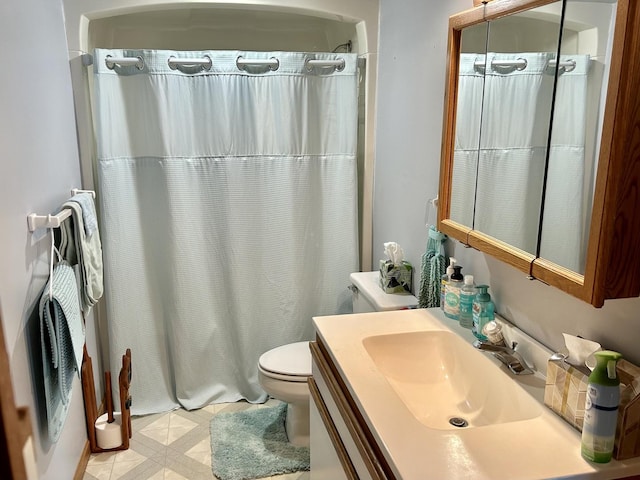 full bath with toilet, a shower with shower curtain, and vanity