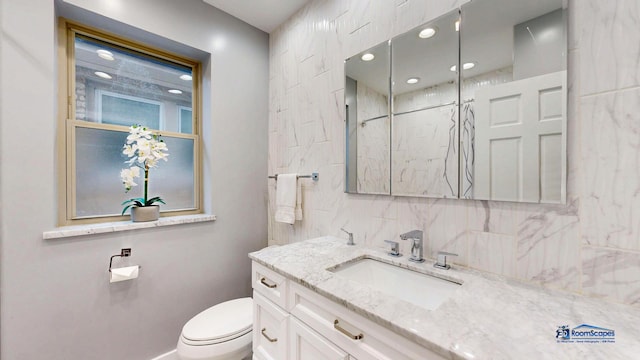 full bathroom with vanity, toilet, recessed lighting, baseboards, and backsplash