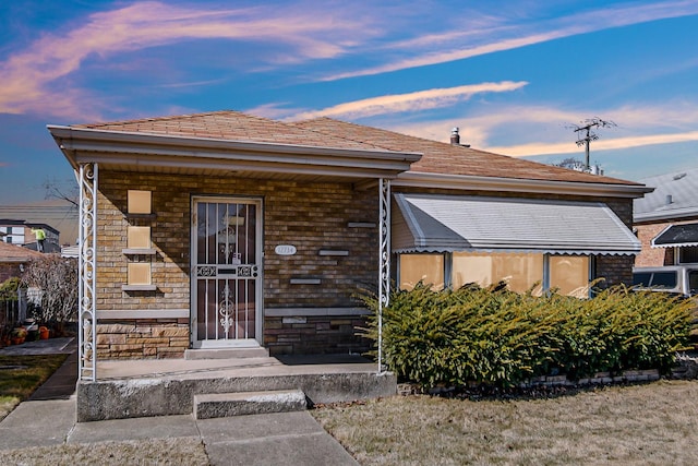 view of front of property featuring covered porch