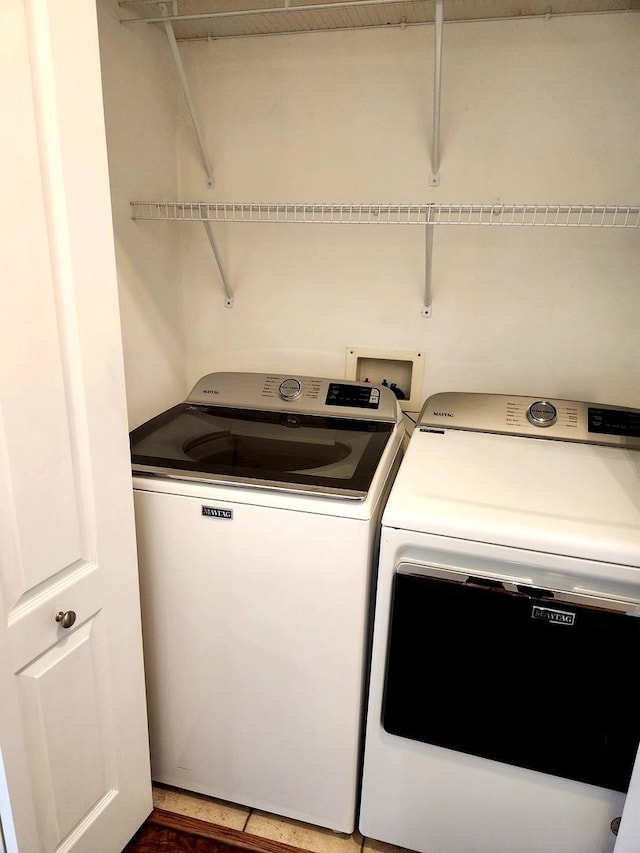washroom with laundry area and washing machine and dryer
