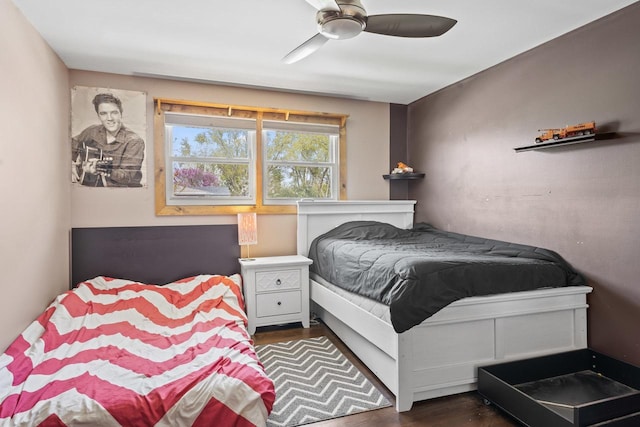 bedroom featuring dark wood-style flooring and a ceiling fan