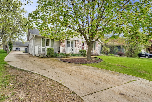 view of front of home featuring a front lawn