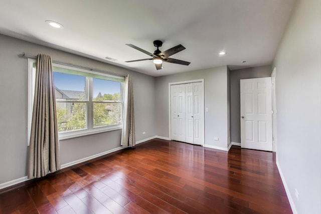 unfurnished bedroom with baseboards, wood finished floors, recessed lighting, a closet, and a ceiling fan