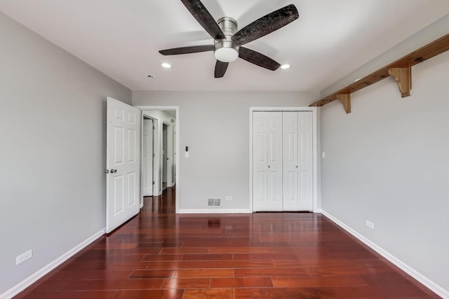 unfurnished bedroom featuring recessed lighting, wood finished floors, baseboards, a closet, and a ceiling fan