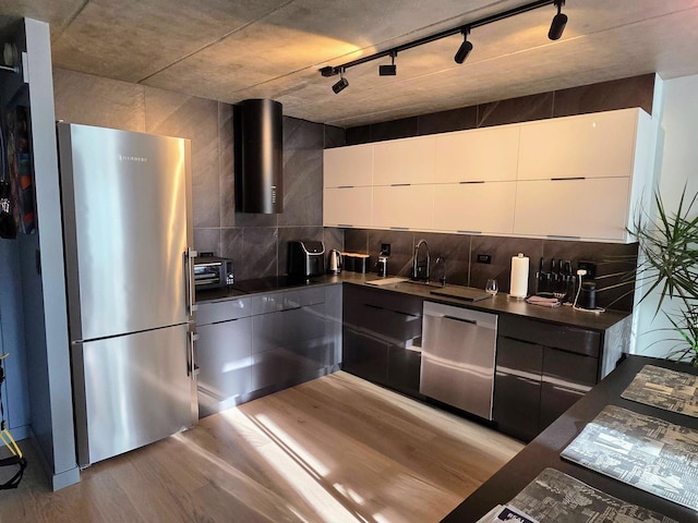 9701 N Dee Rd Unit 2G, Niles, IL 60714 - kitchen featuring wood finished floors, dark countertops, modern cabinets, a sink, and stainless steel appliances