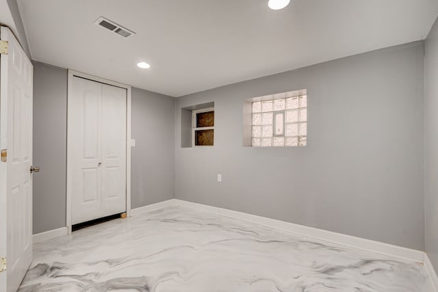 bedroom with recessed lighting, baseboards, visible vents, and a closet