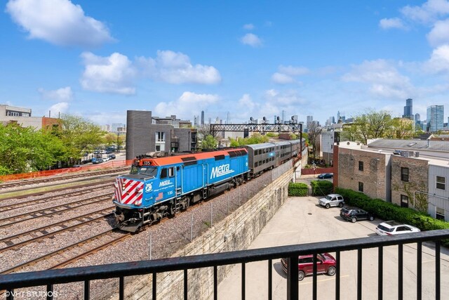 949 N Willard Ct Unit 302, Chicago, IL 60642 - view of property's community featuring a view of skyline and uncovered parking