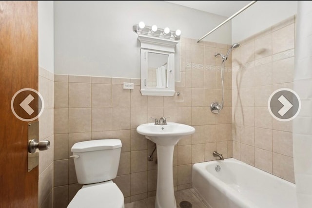 7019 N Ridge Blvd Unit 3B, Chicago, IL 60645 - full bath featuring toilet, tile walls, and washtub / shower combination