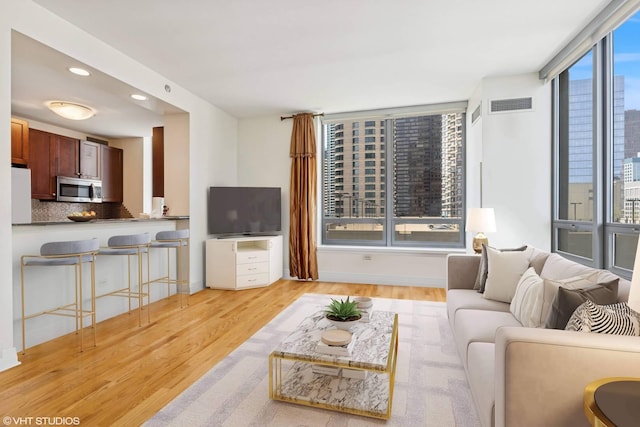 600 N Lake Shore Dr Unit 1309, Chicago, IL 60611 - living room featuring light wood-style floors, visible vents, baseboards, and recessed lighting