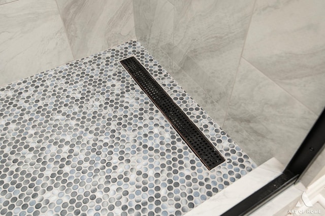 details featuring tiled shower