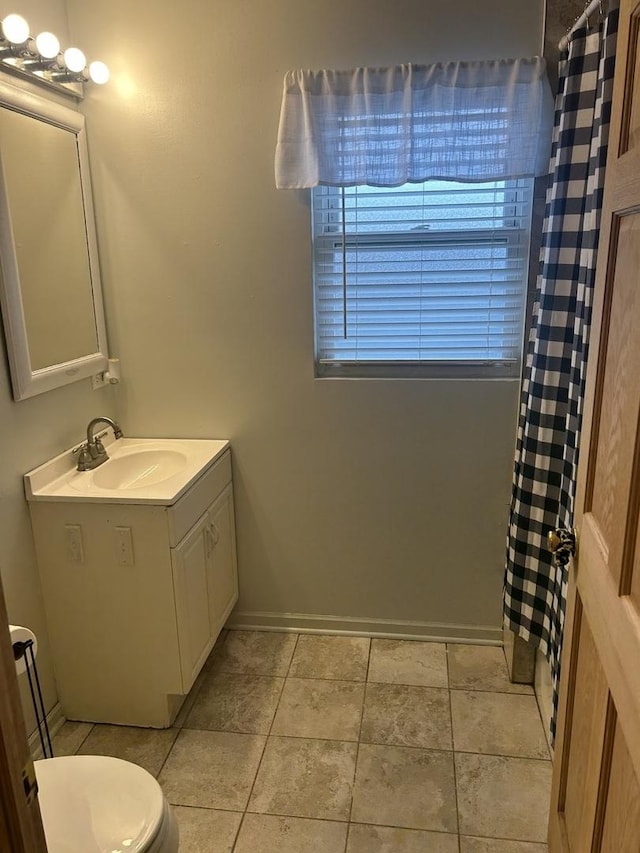 full bathroom featuring vanity, baseboards, a shower with shower curtain, and toilet