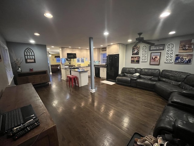 living area with recessed lighting, dark wood-style flooring, and ceiling fan