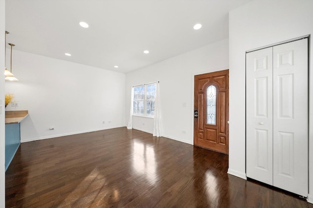foyer entrance featuring recessed lighting, baseboards, and dark wood-style flooring