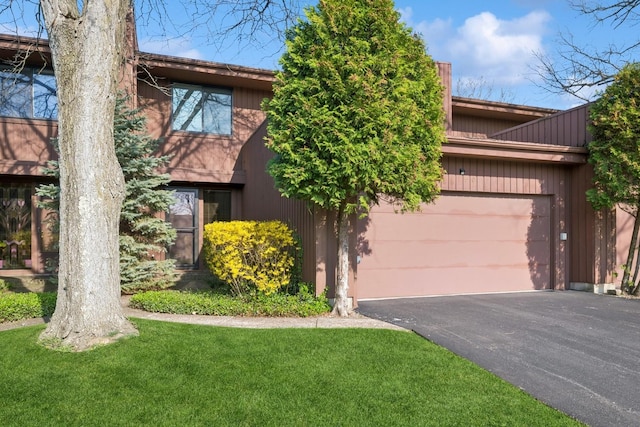 1150 Park Ave W, Highland Park, IL 60035 - view of front facade featuring asphalt driveway, a garage, and a front yard