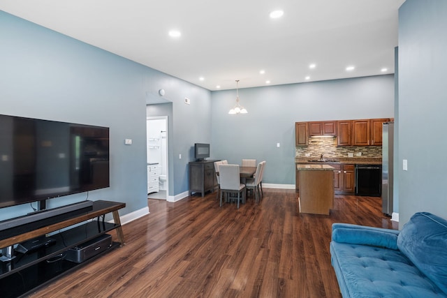 living room featuring dark wood-style flooring, baseboards, and recessed lighting