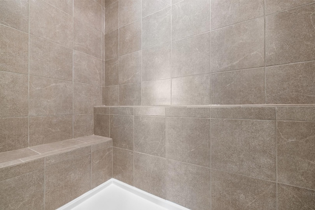 room details featuring a tile shower