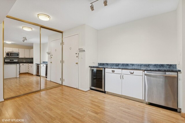 230 E Ontario St Unit 1205, Chicago, IL 60611 - kitchen with stainless steel appliances, beverage cooler, light wood-style flooring, dark countertops, and tasteful backsplash