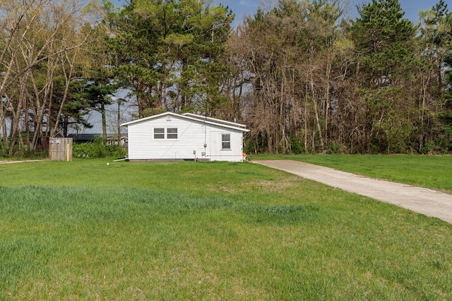 view of front of property featuring a front yard and concrete driveway