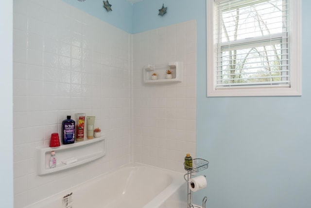 bathroom with bathtub / shower combination