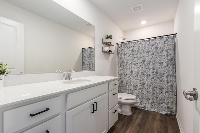 bathroom featuring wood finished floors, toilet, vanity, a shower with curtain, and recessed lighting
