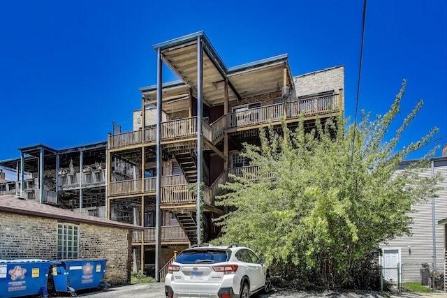 1431 W Rascher Ave Unit 1W, Chicago, IL 60640 - view of building exterior with stairway