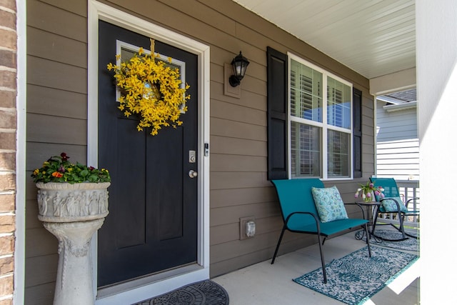 entrance to property featuring covered porch